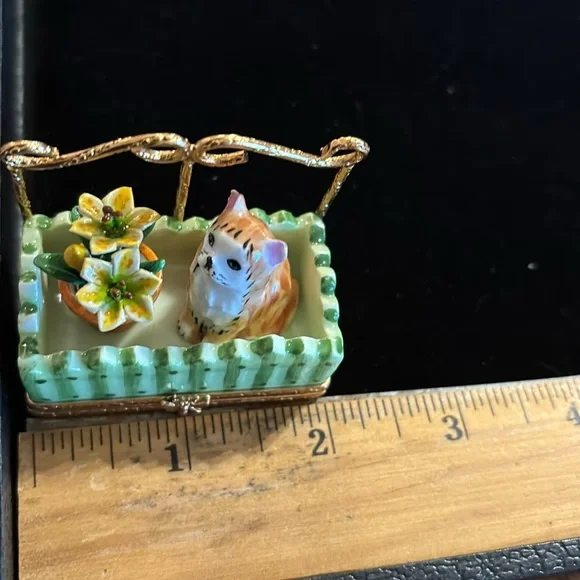 Limoges peint main "cat in flower bed" trinket box - Picture 7 of 9